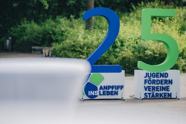 25 Jahre Anpfiff ins Leben – Jubiläumsinstallation in Zuzenhausen