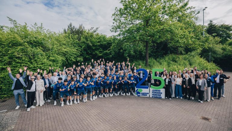 Gruppenbild beim Unternehmerabend von Anpfiff ins Leben in Zuzenhausen